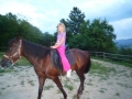 Maja auf dem Pferd Amis
