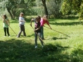 A recojer el grass.