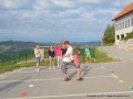 Ist der Ball rund? Schon wieder ist er auf den Boden gefallen.